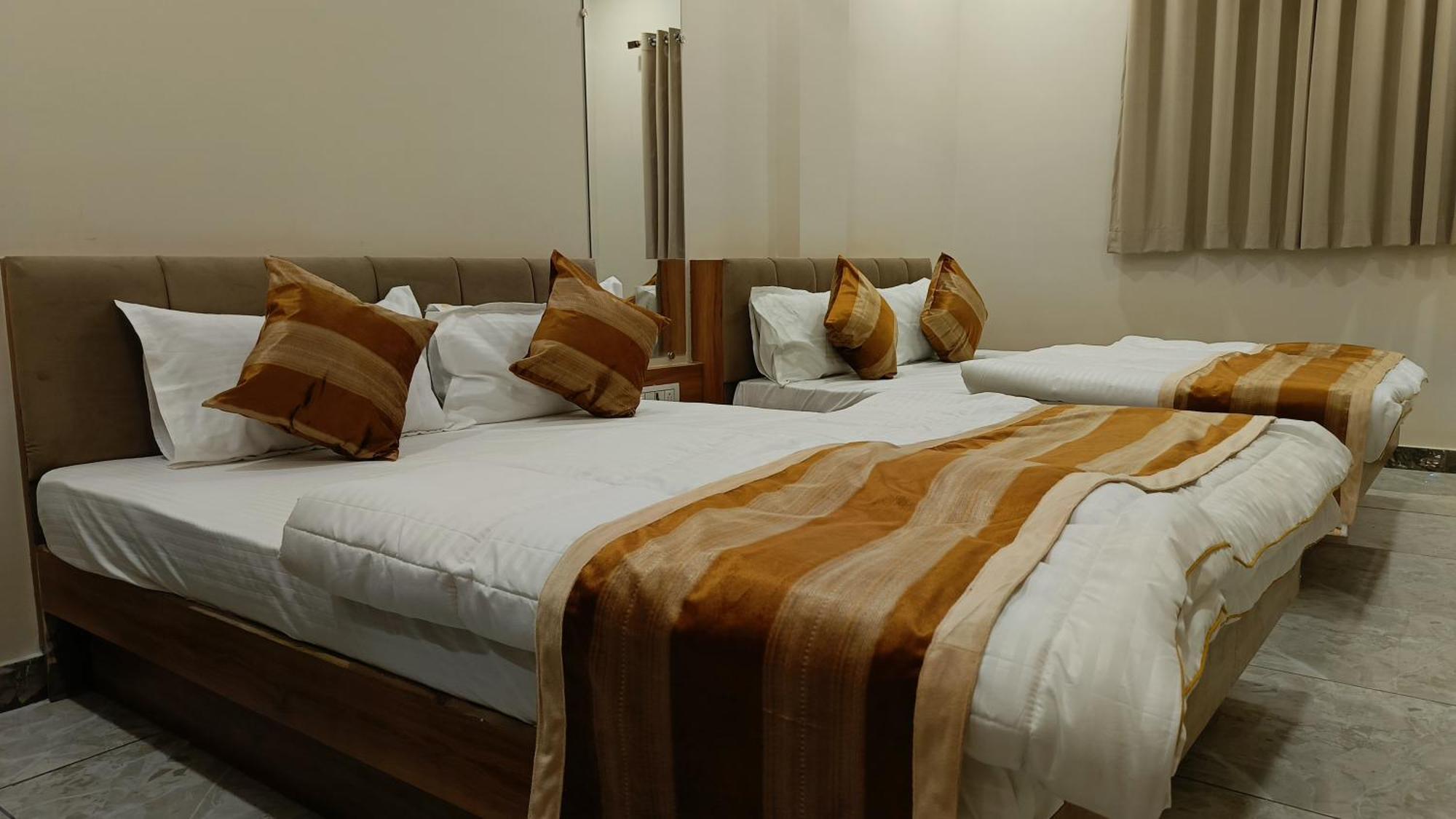 Shree Shyamraj Hotel Удджайн Экстерьер фото
