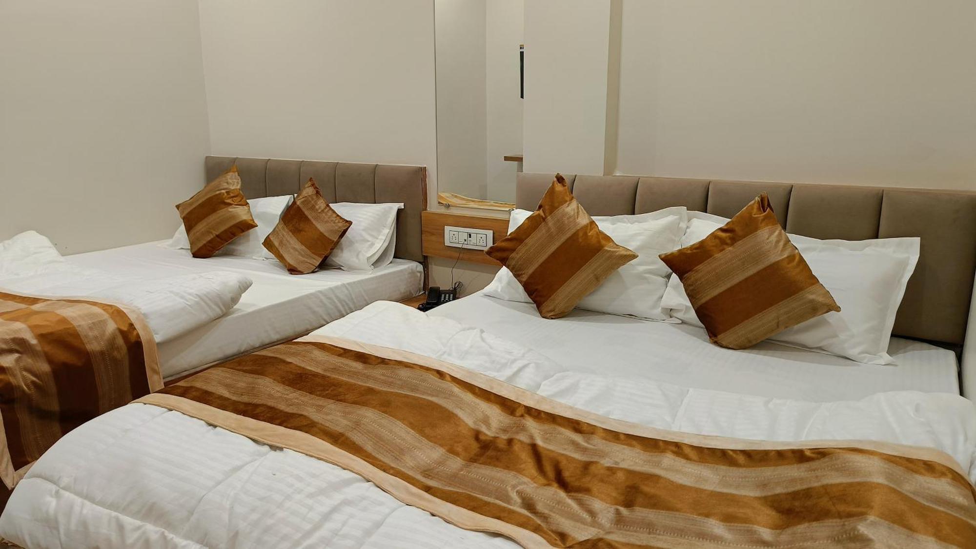 Shree Shyamraj Hotel Удджайн Экстерьер фото